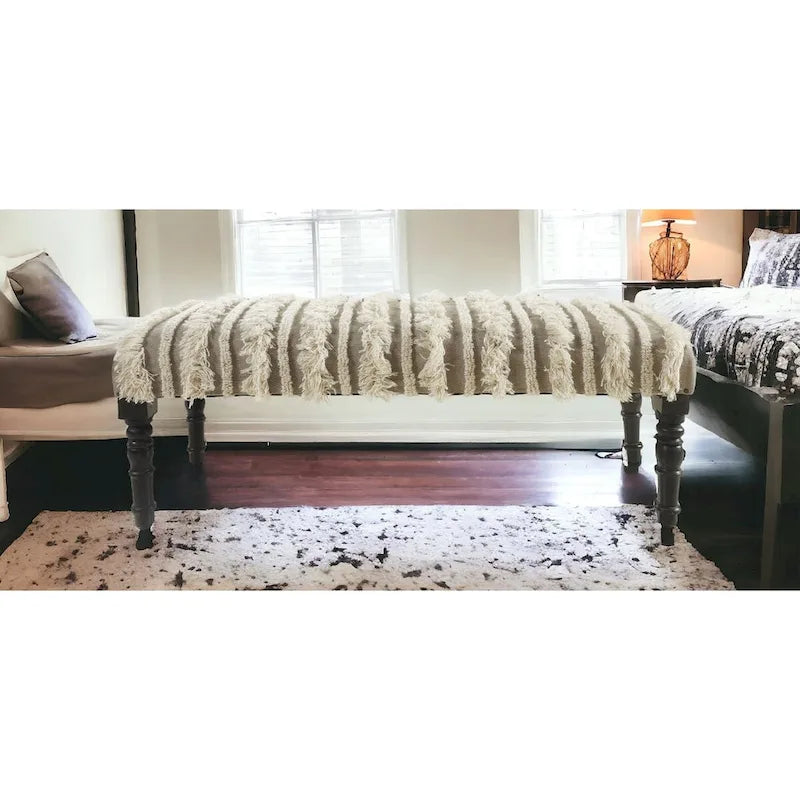 Banc de chambre en coton crème rembourré avec clous décoratifs rayés et pieds noirs