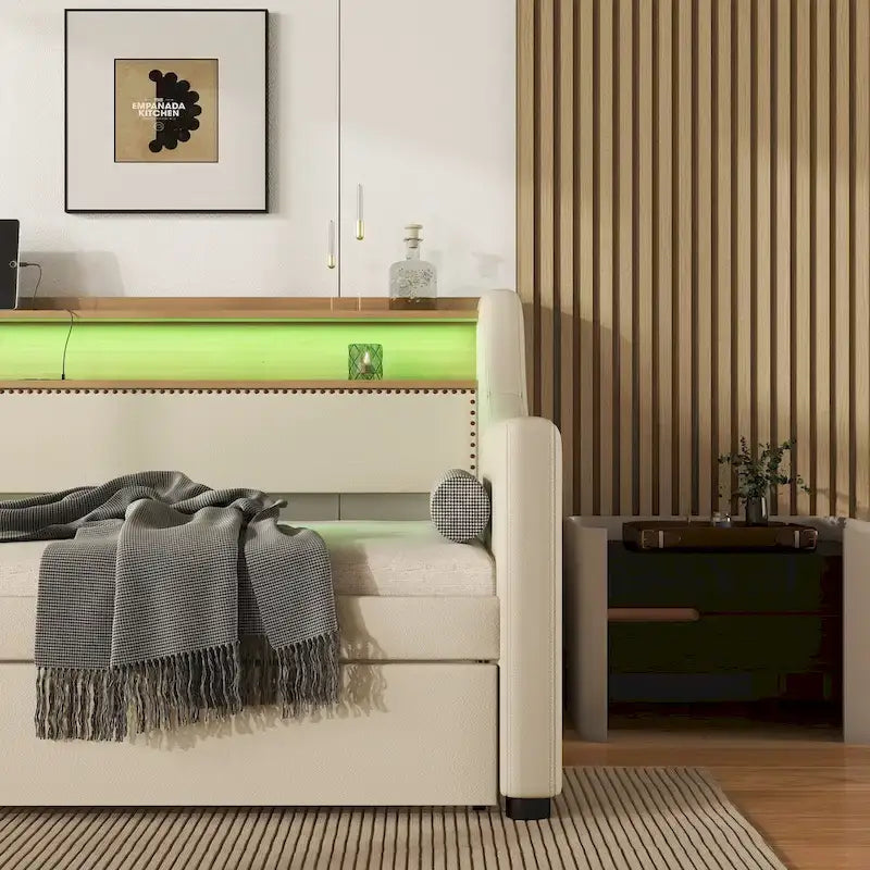 Lit de repos rembourré en cuir PU avec lumières LED, port de chargement USB et tête de lit de rangement