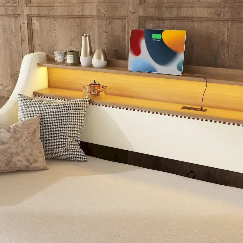 Lit de repos rembourré en cuir PU avec lumières LED, port de chargement USB et tête de lit de rangement