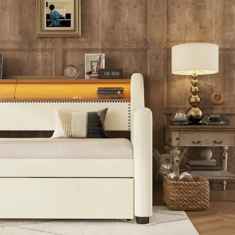 Lit de repos rembourré en cuir PU avec lumières LED, port de chargement USB et tête de lit de rangement