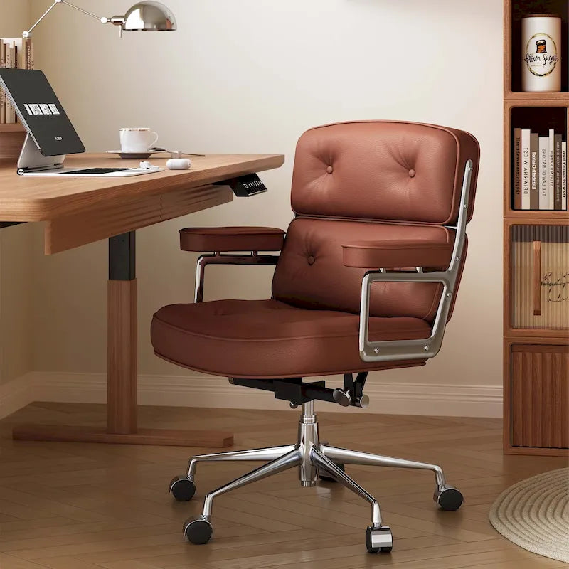Fauteuil de bureau ergonomique en cuir capitonné à dossier mi-haut avec accoudoirs chromés