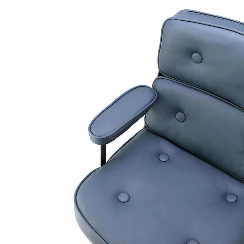 Fauteuil de bureau ergonomique en cuir capitonné à dossier mi-haut avec accoudoirs chromés
