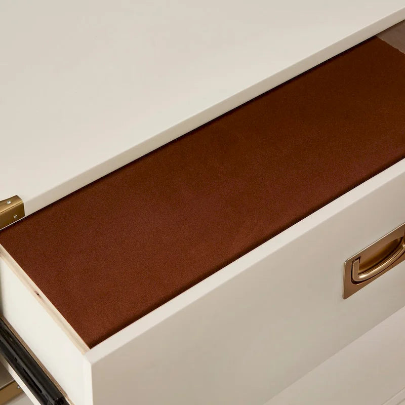 Table de chevet 3 tiroirs collection Campaign avec ferrures dorées, gris expresso blanc