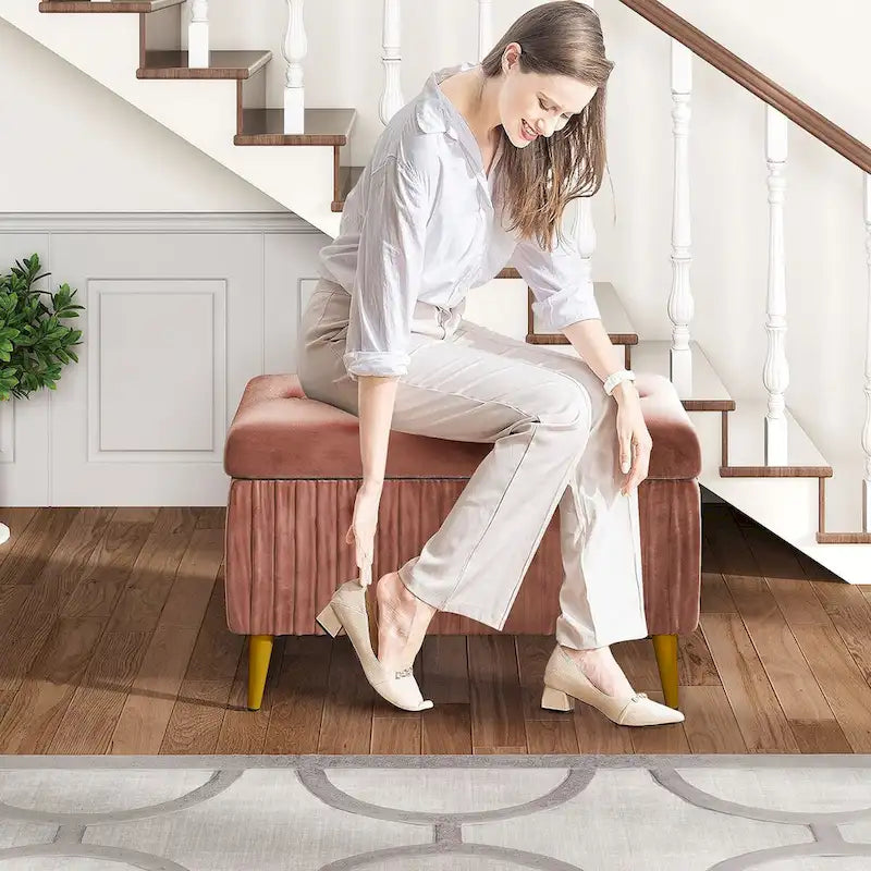 Banc ottoman de rangement à dessus rabattable en velours capitonné avec pieds en métal doré, rose poudré et rose clair
